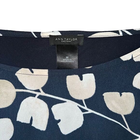 ANN TAYLOR Navy Floral Blouse Size Medium - Picture 4 of 4